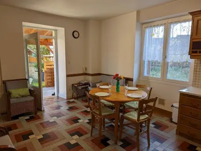 Coin salon dans l'établissement Maison de plain-pied avec jardin clos, jeux enfants, vélos, animaux acceptés, proche Montbron - FR-1-653-6