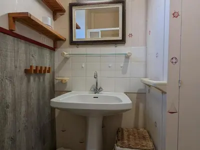 Salle de bains dans l'établissement Maison de plain-pied avec jardin clos, jeux enfants, vélos, animaux acceptés, proche Montbron - FR-1-653-6
