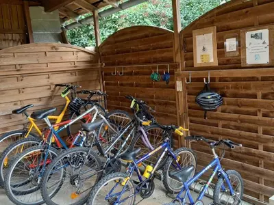 Vélo sur le terrain de l'établissement Maison de plain-pied avec jardin clos, jeux enfants, vélos, animaux acceptés, proche Montbron - FR-1-653-6 ou dans les environs