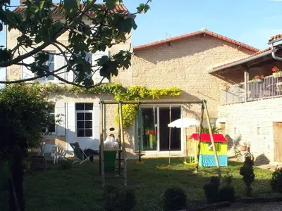 Jardin de l'établissement Maison indépendante en pierre, 3 chambres, WiFi et Parking près de Villefagnan - FR-1-653-47