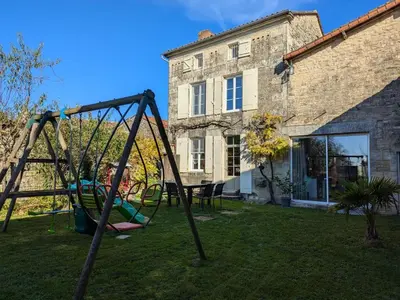 Aire de jeux pour enfants de l'établissement Maison indépendante en pierre, 3 chambres, WiFi et Parking près de Villefagnan - FR-1-653-47