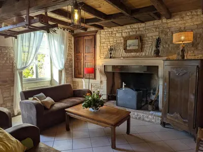Coin salon dans l'établissement Maison indépendante en pierre, 3 chambres, WiFi et Parking près de Villefagnan - FR-1-653-47