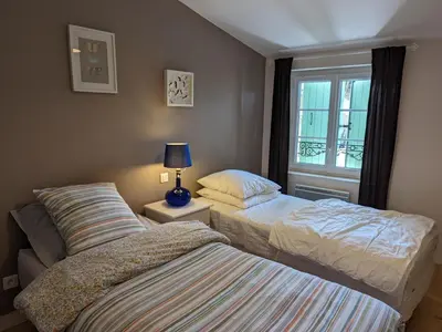 Un ou plusieurs lits dans un hébergement de l'établissement Charmante maison en pierre avec jardin clos, animaux acceptés - FR-1-653-91
