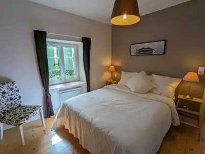Un ou plusieurs lits dans un hébergement de l'établissement Charmante maison en pierre avec jardin clos, animaux acceptés - FR-1-653-91