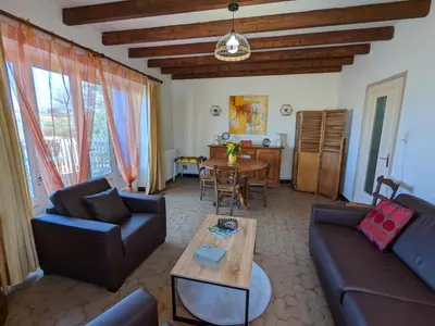 Coin salon dans l'établissement Maison indépendante avec vue campagne, animaux acceptés, idéale pour nature et pêche - FR-1-653-22