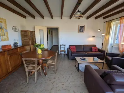 Coin salon dans l'établissement Maison indépendante avec vue campagne, animaux acceptés, idéale pour nature et pêche - FR-1-653-22