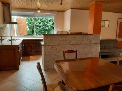 Cuisine ou kitchenette dans l'établissement Gîte charentais rénové, vue vignobles, proche Angoulême - FR-1-653-90