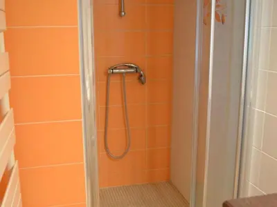 Salle de bains dans l'établissement Gîte charentais rénové, vue vignobles, proche Angoulême - FR-1-653-90