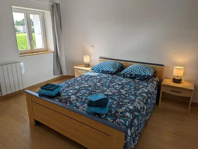 Un ou plusieurs lits dans un hébergement de l'établissement Maison lumineuse avec cour privative, proche sites culturels, tout confort, équipé bébé, wifi inclus - FR-1-653-98
