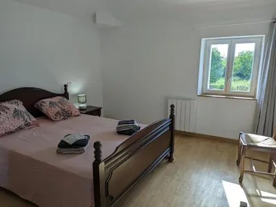 Un ou plusieurs lits dans un hébergement de l'établissement Maison lumineuse avec cour privative, proche sites culturels, tout confort, équipé bébé, wifi inclus - FR-1-653-98