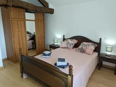 Un ou plusieurs lits dans un hébergement de l'établissement Maison lumineuse avec cour privative, proche sites culturels, tout confort, équipé bébé, wifi inclus - FR-1-653-98