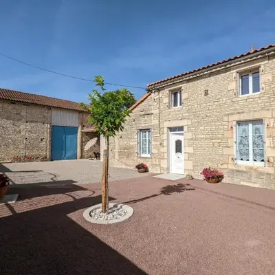 Maison lumineuse avec cour privative