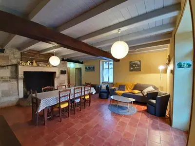 Coin salon dans l'établissement Gîte cosy avec 3 chambres, cour privée, baby-foot et internet, équipements bébé inclus, animaux permis - FR-1-653-154