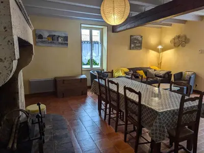 Coin salon dans l'établissement Gîte cosy avec 3 chambres, cour privée, baby-foot et internet, équipements bébé inclus, animaux permis - FR-1-653-154