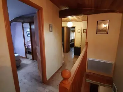Plan de l'établissement Gîte cosy avec 3 chambres, cour privée, baby-foot et internet, équipements bébé inclus, animaux permis - FR-1-653-154
