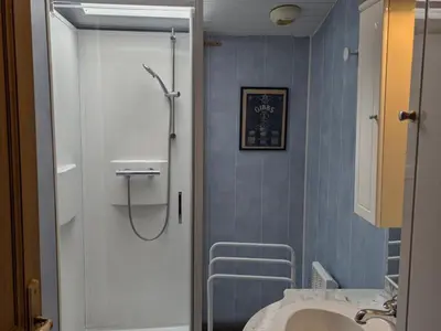 Salle de bains dans l'établissement Gîte cosy avec 3 chambres, cour privée, baby-foot et internet, équipements bébé inclus, animaux permis - FR-1-653-154