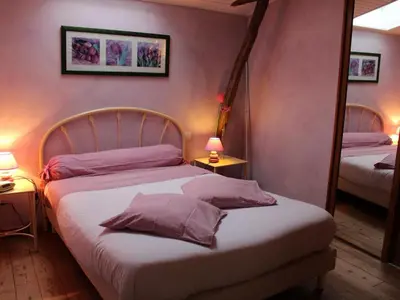 Un ou plusieurs lits dans un hébergement de l'établissement Gîte cosy avec 3 chambres, cour privée, baby-foot et internet, équipements bébé inclus, animaux permis - FR-1-653-154
