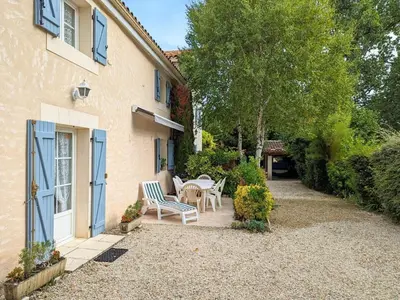Jardin de l'établissement Gîte confortable au bord de la rivière avec Wi-Fi - FR-1-653-117