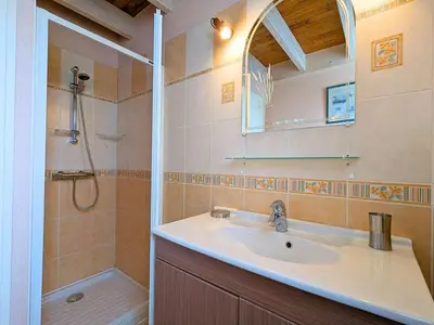 Salle de bains dans l'établissement Charmant gîte au bord de la rivière avec jardin et wifi - FR-1-653-162