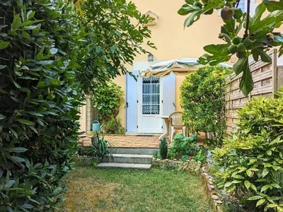 Jardin de l'établissement Charmant gîte au bord de la rivière avec jardin et wifi - FR-1-653-162