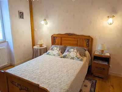 Un ou plusieurs lits dans un hébergement de l'établissement Charmant gîte au bord de la rivière avec jardin et wifi - FR-1-653-162