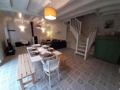 Coin salon dans l'établissement Maison en pierres avec jardin clos à Coulonges, animaux acceptés - FR-1-653-127
