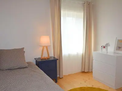 Un ou plusieurs lits dans un hébergement de l'établissement Maison en pierres avec jardin clos à Coulonges, animaux acceptés - FR-1-653-127
