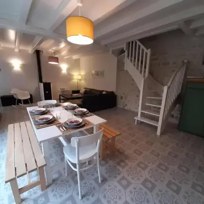 Maison en pierres avec jardin clos à Coulonges