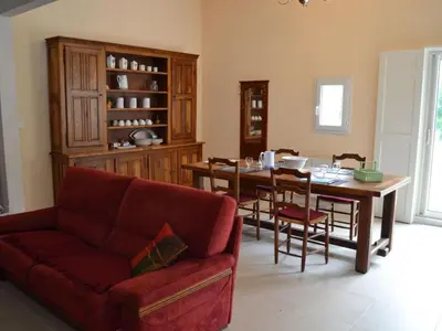 Coin salon dans l'établissement Maison de vacances spacieuse à la campagne avec jardin clos, WIFI, vélos gratuits et équipements bébé. - FR-1-653-139