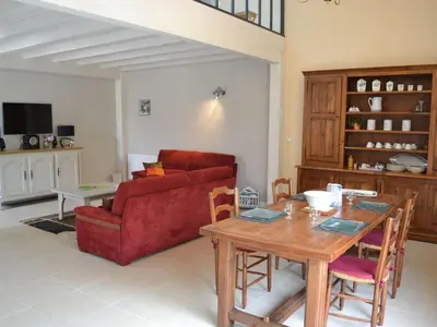 Coin salon dans l'établissement Maison de vacances spacieuse à la campagne avec jardin clos, WIFI, vélos gratuits et équipements bébé. - FR-1-653-139