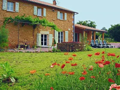 Jardin de l'établissement Gîte La Queue Rousse - Maison Ancienne avec Cheminée et Jardin Clôturé - FR-1-653-132