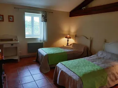 Un ou plusieurs lits dans un hébergement de l'établissement Gîte La Queue Rousse - Maison Ancienne avec Cheminée et Jardin Clôturé - FR-1-653-132
