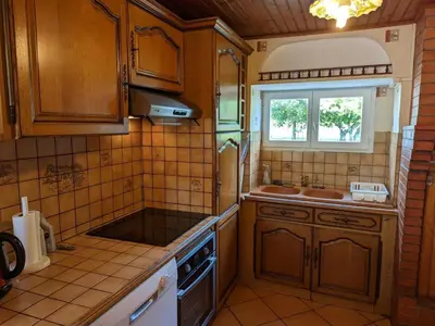 Cuisine ou kitchenette dans l'établissement Charmant gîte avec jardin privatif et animaux acceptés - FR-1-653-155