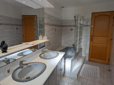 Salle de bains dans l'établissement Charmant gîte avec jardin privatif et animaux acceptés - FR-1-653-155