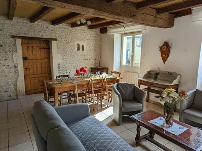Coin salon dans l'établissement Charmant gîte avec jardin privatif et animaux acceptés - FR-1-653-155