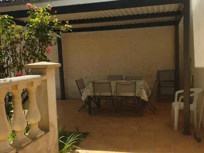 Balcon ou terrasse dans l'établissement Charmant gîte avec jardin privatif et animaux acceptés - FR-1-653-155