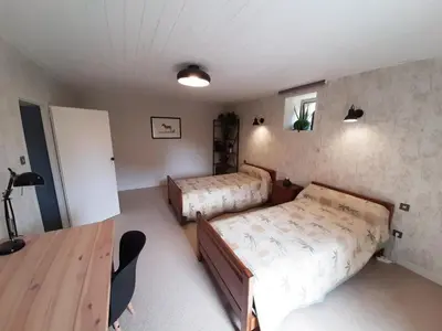 Un ou plusieurs lits dans un hébergement de l'établissement Maison avec Jardin Clos et Cheminée, proche La Rochefoucauld - FR-1-653-164