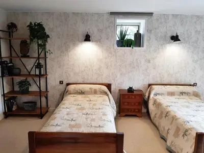 Un ou plusieurs lits dans un hébergement de l'établissement Maison avec Jardin Clos et Cheminée, proche La Rochefoucauld - FR-1-653-164