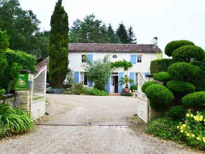 Jardin de l'établissement Maison avec Jardin Clos et Cheminée, proche La Rochefoucauld - FR-1-653-164