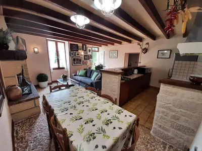 Coin salon dans l'établissement Maison avec Jardin Clos et Cheminée, proche La Rochefoucauld - FR-1-653-164