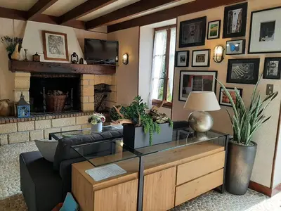 Télévision ou salle de divertissement dans l'établissement Maison avec Jardin Clos et Cheminée, proche La Rochefoucauld - FR-1-653-164