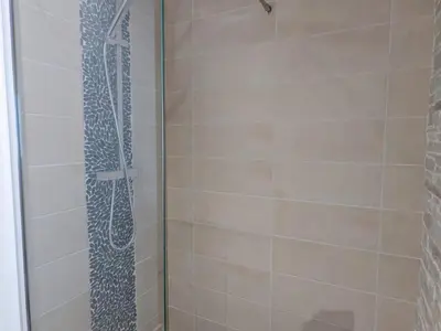 Salle de bains dans l'établissement Maison spacieuse avec piscine chauffée, jardin clos, terrasses, cheminée, et équipements bébé inclus. - FR-1-653-183