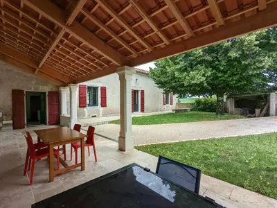 Jardin de l'établissement Maison spacieuse avec piscine chauffée, jardin clos, terrasses, cheminée, et équipements bébé inclus. - FR-1-653-183