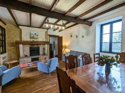 Coin salon dans l'établissement Maison spacieuse avec piscine chauffée, jardin clos, terrasses, cheminée, et équipements bébé inclus. - FR-1-653-183