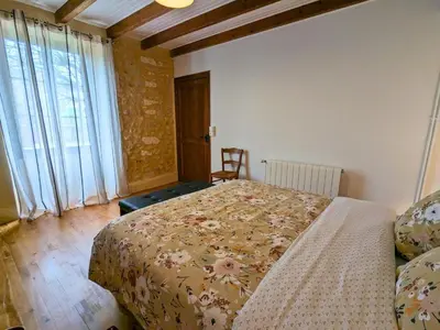 Un ou plusieurs lits dans un hébergement de l'établissement Maison spacieuse avec piscine chauffée, jardin clos, terrasses, cheminée, et équipements bébé inclus. - FR-1-653-183