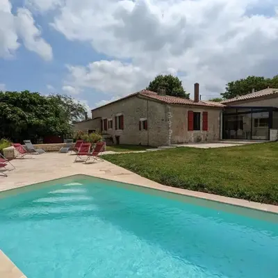 Maison spacieuse avec piscine chauffée