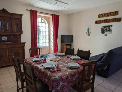 Coin salon dans l'établissement Gîte de charme près de Cognac avec vélos et jardin - FR-1-653-205