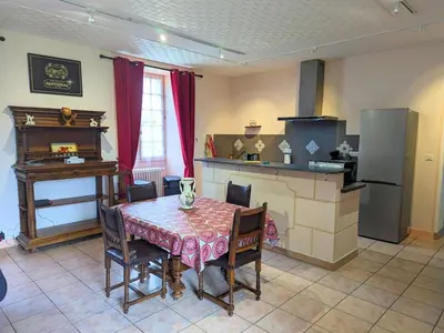 Cuisine ou kitchenette dans l'établissement Gîte de charme près de Cognac avec vélos et jardin - FR-1-653-205