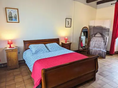 Un ou plusieurs lits dans un hébergement de l'établissement Gîte de charme près de Cognac avec vélos et jardin - FR-1-653-205