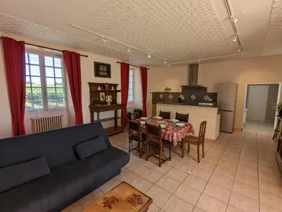 Cuisine ou kitchenette dans l'établissement Gîte de charme près de Cognac avec vélos et jardin - FR-1-653-205